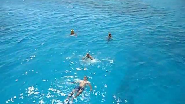белая яхта в красном море
