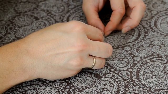 Как вправить зацепки на слинге?