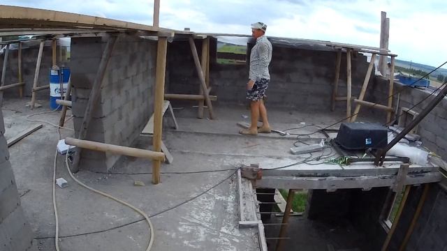 Строительство дома своими руками. Монтируем леса на мансарде