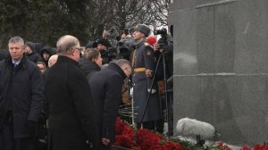 Церемония возложения венков на Пискаревском мемориальном кладбище