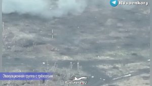 Героические кадры: наши бойцы в бою у Работино под огнём врага вытаскивают раненого товарища