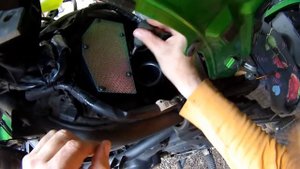 Замена воздушного фильтра на Kawasaki Versys 650. Air filter replacement on Kawasaki Versys 650.