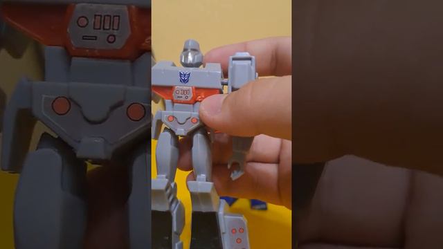 Фигурки из журналов Transformers Cyberverse Optimus Prime And Megatron.