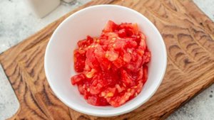 Слоёный салат с тунцом, помидорами и авокадо