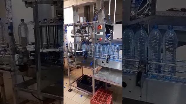 Автоматическая линия розлива газированной или питьевой воды в тару объемом 0.5-2л