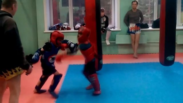 тайский бокс #Первоуральск Киселев Давид #6лет(синий), Воробьев Кирилл 7 лет(красный) смотреть онлайн