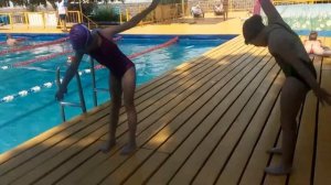 Разминка девочек .ветряные мельницы. Пловчихи