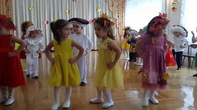 Детский сад 95 - 2 младшая гр.Б - танец "Осень " смотреть онлайн