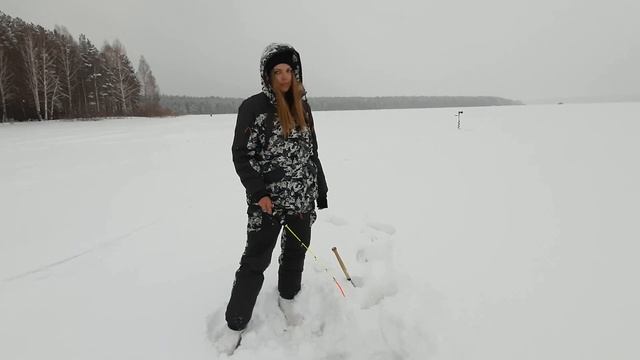 ОКУНЬ НА БАЛАНСИР. Белоярское водохранилище. Рыбалка со льда в апреле.