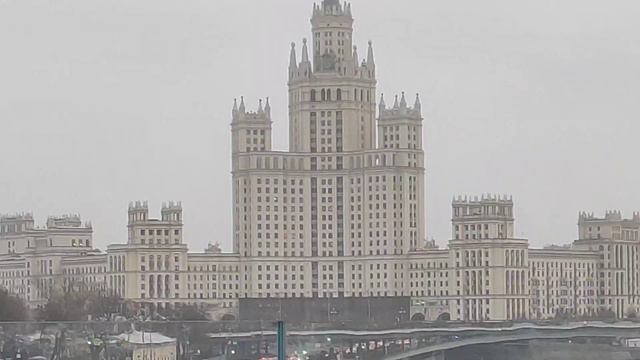 Москва. Парящий мост в парке "Зарядье".Первый снег в Москве. (16 ноября2022 года)