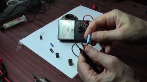 Стрелочный тестер проверяет конденсатор