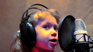 Оля Зайцева исполняет песню про Зайчика