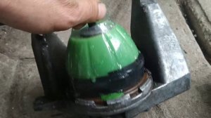 Заливаю полиуретан в подушки двигателя и коробки  Audi 2.8 AAH