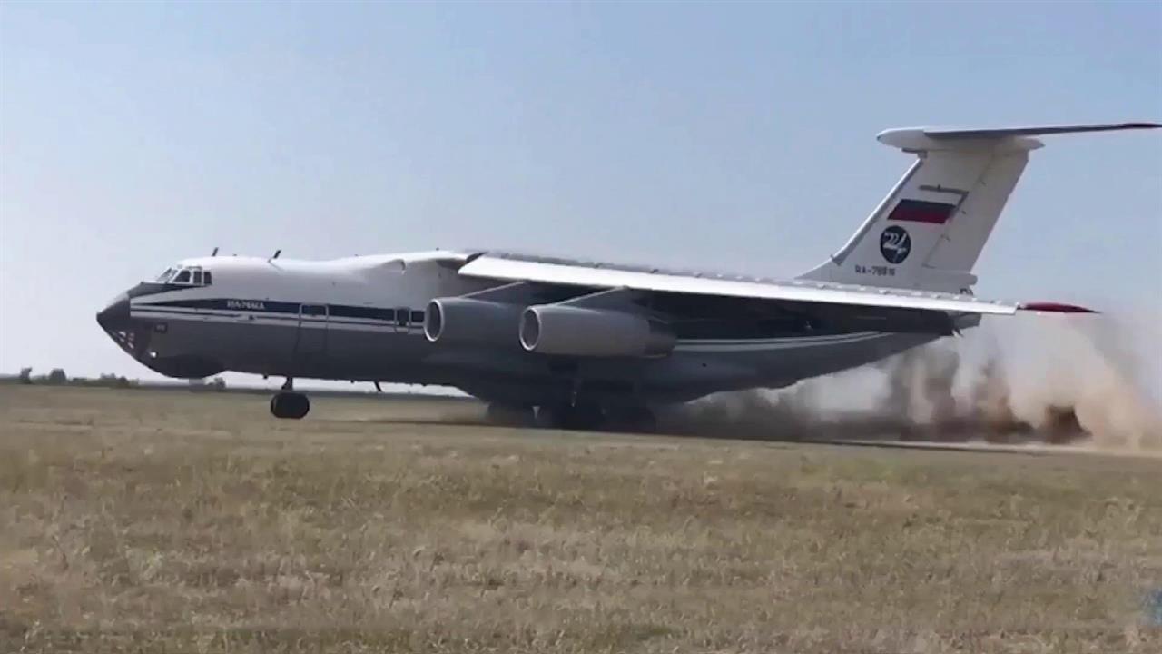 На военных учениях в Оренбургской области тяжелые ...спешно отработали посадку на грунтовый аэродром