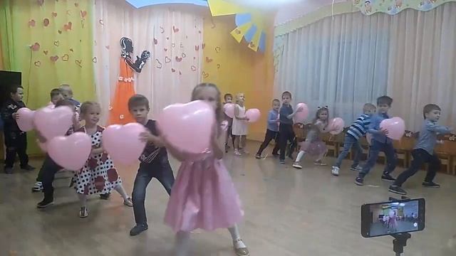Танец с шарами.