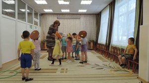 Подвижная игра "Кто больше соберет грибочков?"