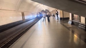 Электропоезда 81-775/776/777 (Москва 2020) на станции метро «Новослободская» (КЛ), 6 июля 2023 года