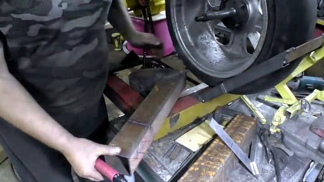 Мотоцикл. Режу железо, сварил моновилку. смотреть онлайн