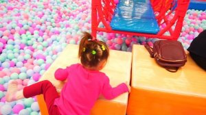 На детской площадке София и мама веселятся вместе ! ndoor Playground for kids Play Center!