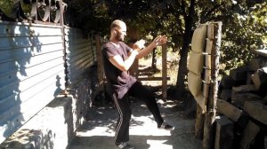 Удары ногами в Вин Чун: нанесение удара Вонг Кирк по настенному мешку