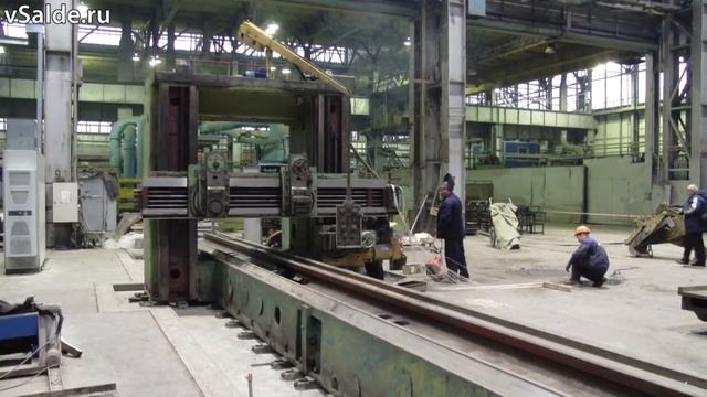 В цехе № 32 электромонтёры завершают монтаж трёх строгальных станков смотреть онлайн