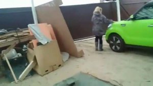 Реакция девушки на то как родители подарили машину