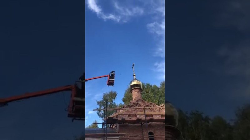 О. Мелхиседек (Артюхин) освящает крест на храме Зачатия Иоанна Предтечи в Новых Котлицах