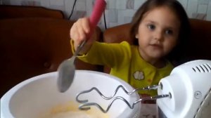 Готовим вкусняшки. Видео для детей. Готовим с мамой. Пончики.