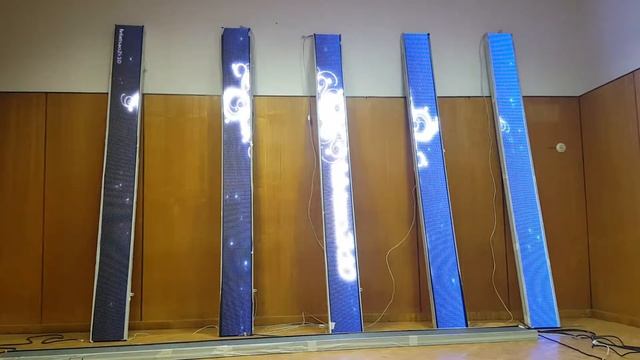 Видеопример разделенного на полосы светодиодного медиа-экрана. смотреть онлайн