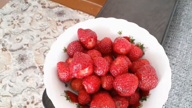 Клубника в тарелке летом смотреть онлайн