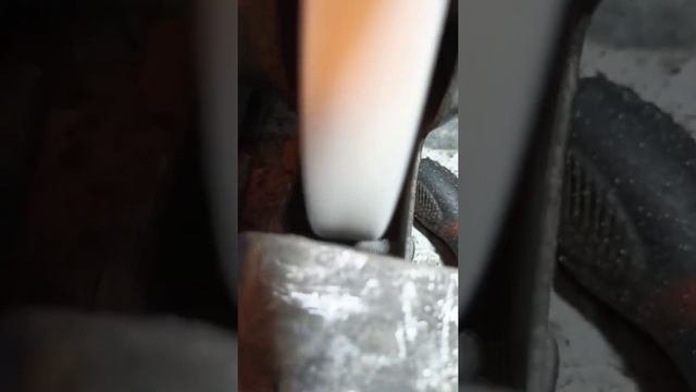 повторное использование сломанных болтов.