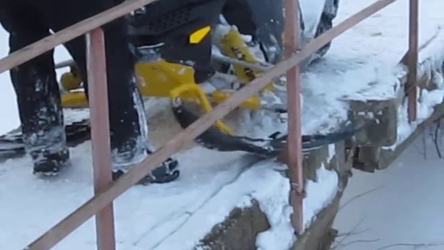 На снегоходах по пешеходному мостику смотреть онлайн