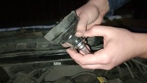 Как поменять лампочку в фаре у гранты