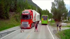 В Норвегии камера видеорегистратора запечатлела, как грузовик едва не сбил мальчика