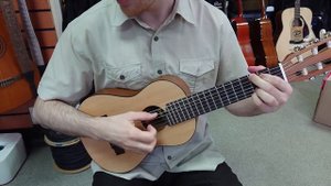 Знакомство с гиталеле Yamaha GL-1 - первые впечатления и проба звука.