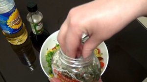 Легкий салат с сельдереем и соевым соусом