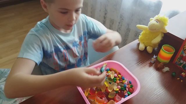 Ура! Я нашёл свои любимые игрушки в сладостях смотреть онлайн