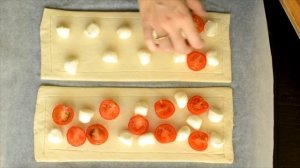 Пирог из слоеного теста с помидорами и сыром