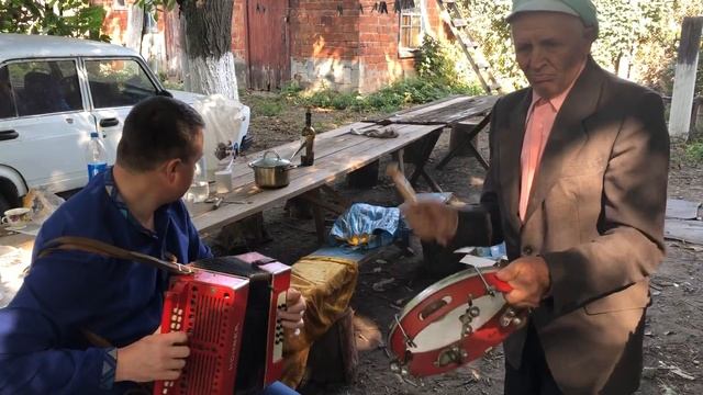 Дедушка 80 лет и я играем польки смотреть онлайн