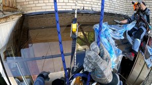 Монолитный поликарбонат для балкона, установка промышленными альпинистами.