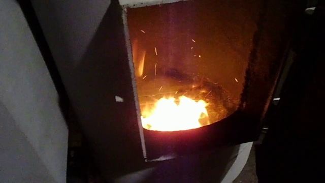 Котёл с автоматической угольной горелкой.