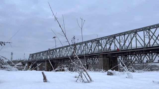 Гудки паровоза из под "Поезда Деда Мороза" №2023 (№8991/8992) и проезд его по мосту через р.Волхов смотреть онлайн