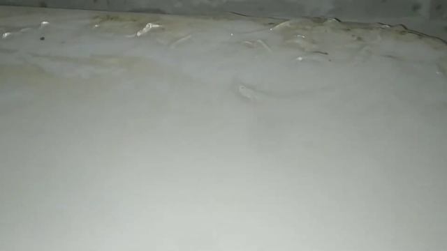 удаляем старый герметик с ванны