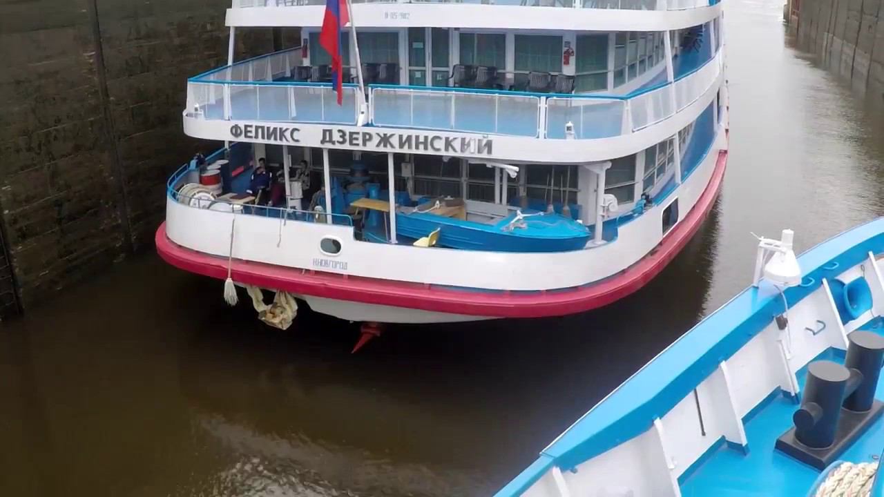 Волга волга речные круизы. Теплоход москва. Москва река - теплоходики вид на кремль. Волга дрим теплоход. Мимо проплывает теплоход.