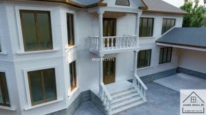 Двухэтажный дом из белого кирпича