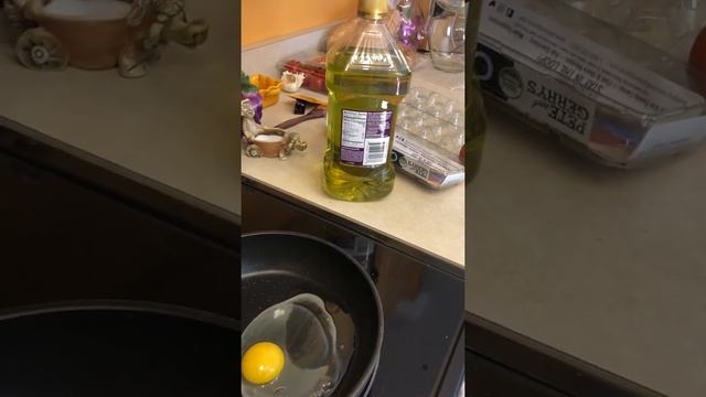 Машенька готовит яичницу. Готовим с доченькой. смотреть онлайн