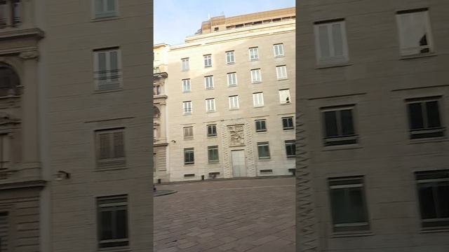 Памятник среднему пальцу в Милане смотреть онлайн