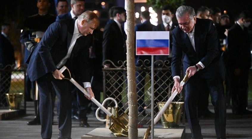 Золотые лопаты, узбекская еда, встреча Путина и Си Цзиньпина: что происходит на саммите ШОС