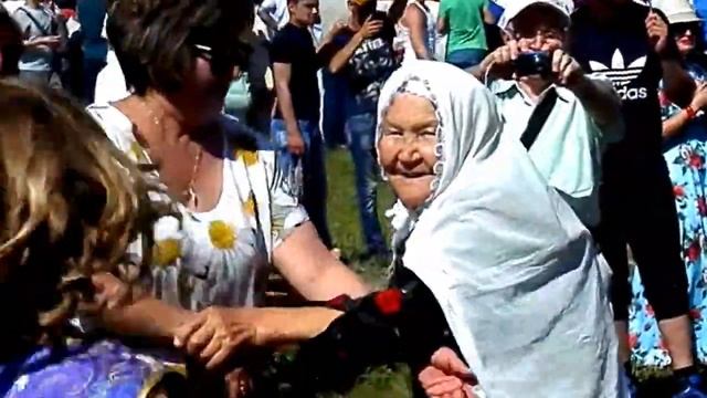 2016 - Сабантуй. Коломенское. Почти 100 лет бабушке, а как танцует! Учитесь, молодые! смотреть онлайн