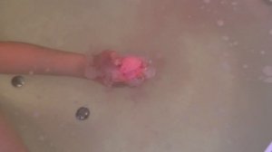 Принимаю ванну в одежде. Ванная бомбочка. Танцую в ванной. I take a bath in my clothes.